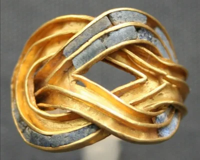 Loskamilos1 - Poniższy złoty pierścień z dodatkiem lapis lazuli to część większego sk...
