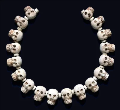 Loskamilos1 - Naszyjnik z osiemnastu małych, rzeźbionych czaszek, który pochodzi od c...