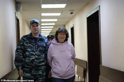 waro - Rosja. Aresztowano 60 letnią kobietę, która na grobie rodziców Władimira Putin...
