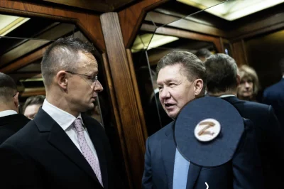 PiccoloGrande - Kolaborant, minister spraw zagranicznych Węgier Péter Szijjártó tuż p...