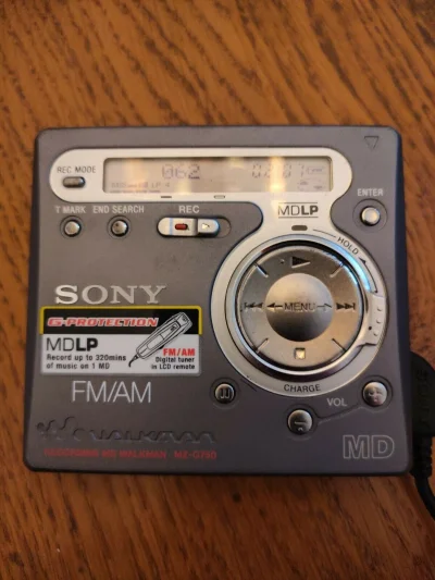 Jossarian - Mam odtwarzacz MiniDisk Sony. Ten na filmie wygląda przy nim jak gramofon...