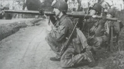 wfyokyga - Amerykańscy spadochroniarze z  M18 recoilless gun, działem bezodrzutowym. ...
