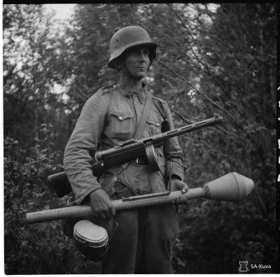 wfyokyga - Fiński żołnierz z pistoletem maszynowym Suomi KP/-31 i Panzerfaustem.
#noc...