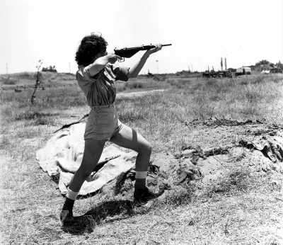 wfyokyga - Baba strzela z pistoletu maszynowego Sten, I wojna izraelsko-arabska 1948–...