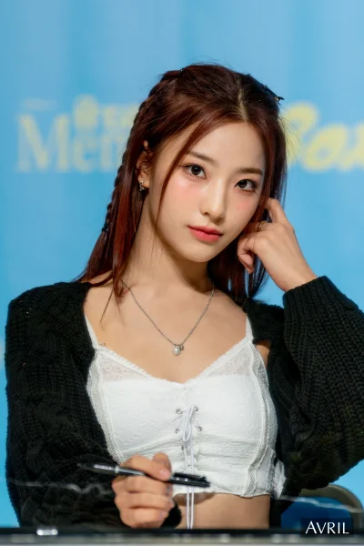 XKHYCCB2dX - #saerom #fromis9 
#koreanka