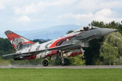 XKHYCCB2dX - Austriacki Eurofighter Typhoon EF2000 ląduje w Ostrawie po pokazie 2022....