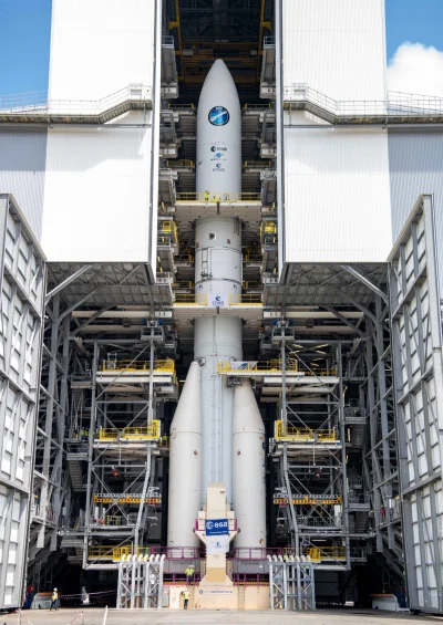 elektryk91 - Pierwszy w pełni złożony model Ariane 6 stanął w Gujańskim Centrum Kosmi...