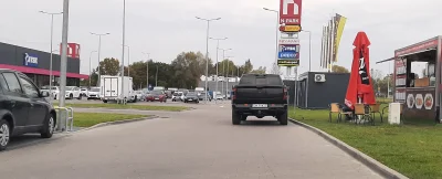 sierramikebravo - Dlaczego ludzie parkują w takich miejscach gdy dwa kroki dalej jest...