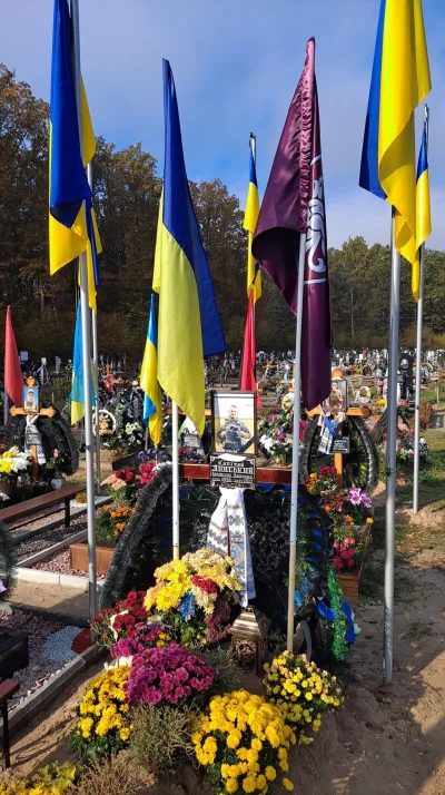 Festung - jeden z grobów żołnierzy ukraińskich w Kiwercach - pochówek z września