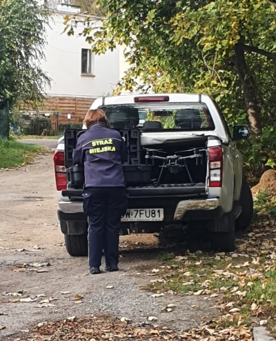 jestemtunew - Wlasnie pani straznik rozklada drona do pomiaru zanieczyszczen z komino...