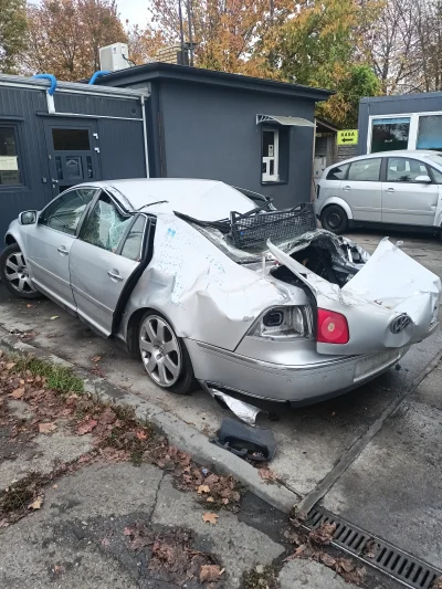 kukaszr - Tak wygląda vw phaeton na którego przez przypadek spadł samochód.
Cytując k...