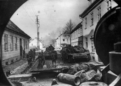 OttoBaum - Niemieccy żołnierze wśród działa samobieżnego StuG III oraz czołgu Pz.Kpfw...