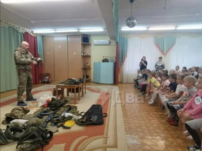 ArtBrut - #rosja #wojna #ukraina #wojsko #bron 

Tymczasem dzieci w Moskiewskim przed...