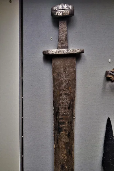 Loskamilos1 - Poniżej ukazany jest wikiński miecz, który odkryto na terenie irlandzki...