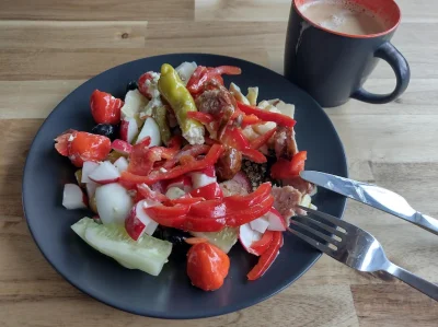 robo_bobo - Śniadanko: warzywa, papryczki nadziewane, kiełasa, salami z pieprzem, cza...