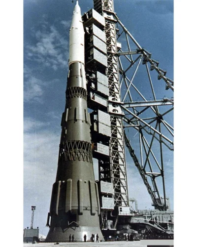 mamut2000 - #ciekawostki #fotografia #inzynieria #nauka 
Rosyjska rakieta księżycowa...