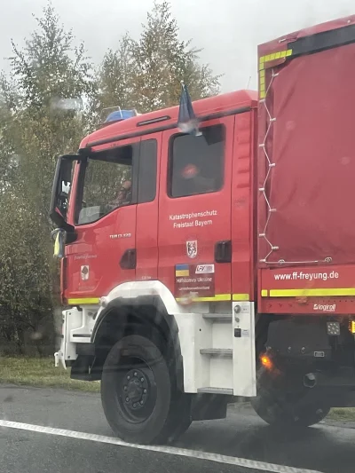 bolec_kolec123 - Niemieckie wozy strażackie jada na Ukrainę - na oko sznurek około 20...