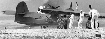 wfyokyga - "Marynarze z Naval Air Station (NAS) Kaneohe próbują uratować płonący PBY ...