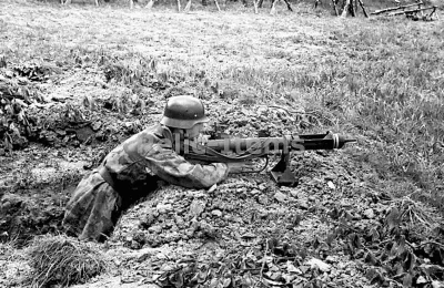 wfyokyga - Niemiecki żołnierz z brytyjskim granatnikiem przeciwpancernym PIAT (Projec...