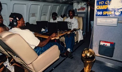 wfyokyga - "San Antonio Spurs play Starcraft after winning the 1999 NBA Championship"...