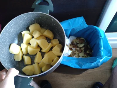 SzycheU - Obieram sobie ziemniaki. Nigdy nie szło mi to jakoś super xD #gownowpis #zi...