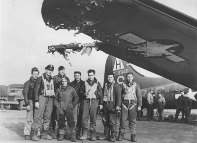 wfyokyga - Boeing B-17 Flying Fortress z uszkodzonym skrzydłem i załoga, 1943.
#nocne...