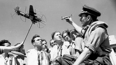 wfyokyga - Pilot Luftwaffe demonstruje swiezakom, jak zaatakować B-24. Druciki na bom...