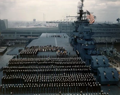 wfyokyga - Podniesienie bandery na USS Yorktown, 1943.
#nocnewojny #okrety #statki
