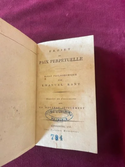 jathek - Emmanuel Macron, po audiencji, przekazał papieżowi wydanie z 1796 r. „Projek...
