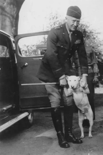 brusilow12 - Amerykański generał George S. Patton ze swoim bulterierem - zdjęcie z 19...