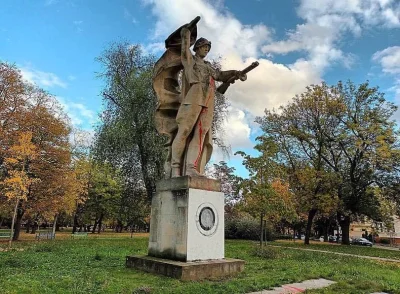 ortalionowy - W czeskim mieście Litomerice wandale zdewastowali pomnik żołnierzy radz...