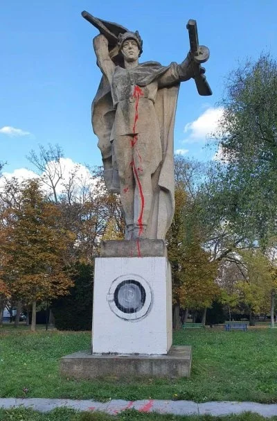 100piwdlapiotsza - Na sowieckim pomniku w Czechach jakiś śmieszek domalował (╭☞σ ͜ʖσ)...