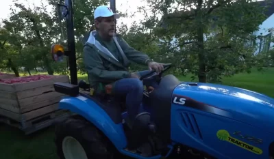 pawelososo - Modeścik elegancko chilluje traktorkiem między alejkami na farmie, na ko...