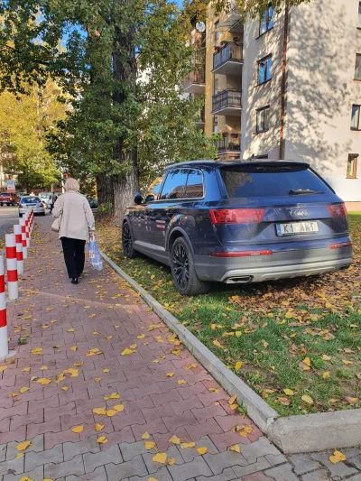 yourij - przynajmniej zostawił przejście i nie zablokował chodnika xDDD

#parkowani...