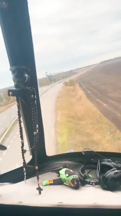 BArtus - #wideozwojny #ukraina #wojsko #lotnictwo 
Mi8 chowające się na niskim pułapi...