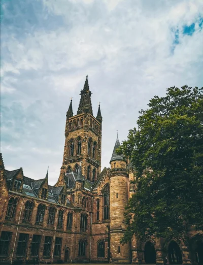 Loskamilos1 - Budynek uniwersytetu w Glasgow powstał w 1891 roku, zaprojektował go Ge...