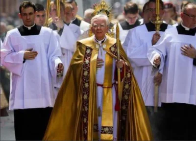 sirdam - Co wy chcecie gościu jest tak święty że nawet kroczy przed ,,ciałem Chrystus...