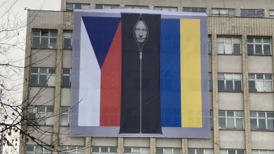 mar3k21 - Czeskie poczucie humoru ( flagi na ministerstwie spraw Zagranicznych)