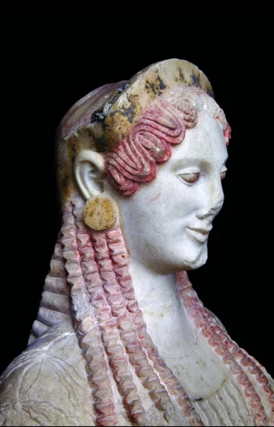 Loskamilos1 - Poniżej statua przedstawiająca Korę, typ greckiej rzeźby kobiecej, w ty...