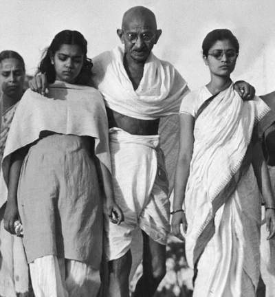 qweasdzxc - Ghandi ze swoimi dupeczkami ( ͡° ͜ʖ ͡°)

Mahatma Gandhi w wieku 37 lat ...