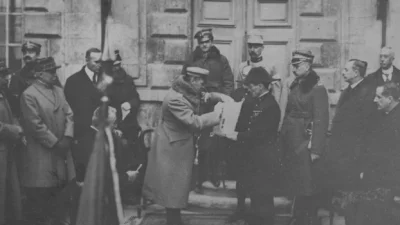 surlin - Jedyne?
Na zdjęciu marszałek Józef Piłsudski przekazuje w 1921 order Verdun...