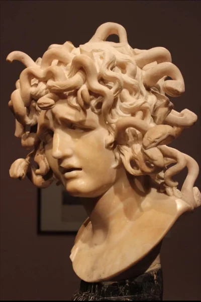 Loskamilos1 - Wyrzeźbiona w marmurze głowa meduzy, postaci z mitologii greckiej. Stwo...