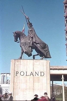 tomasz2345678 - @sllaweek: Tak wyglądał pomnik w 1939 (fot. nie zostały pokolorowane)...