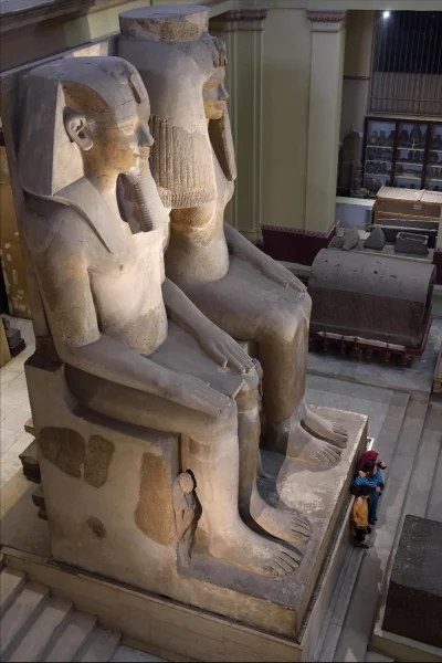 Loskamilos1 - Olbrzymia rzeźba przedstawiająca egipskiego władcę, Amenhotepa III oraz...