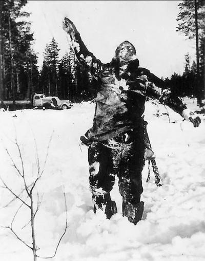 ortalionowy - @wladdan: kacapskie urojenia vs rzeczywistosc - Body of frozen Soviet s...