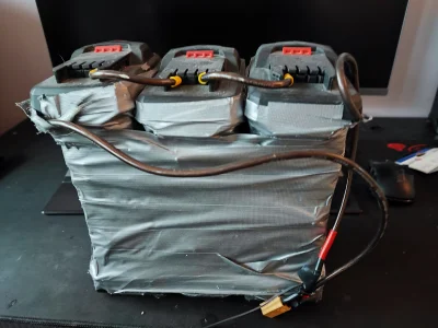 koziol87 - Zrobiłem sobie baterię do skuterka elektrycznego.
Składa się z 15 baterii ...