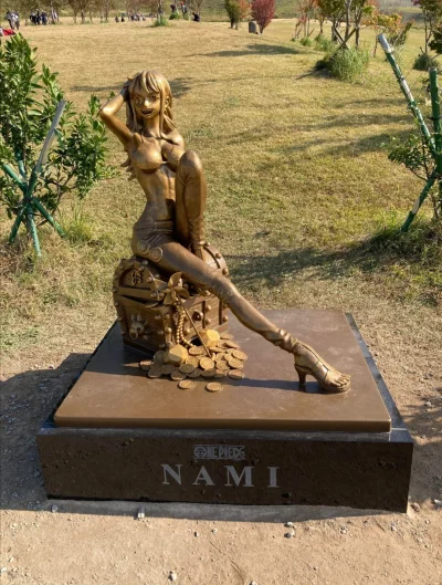 Loskamilos1 - Statua Nami w rodzinnym mieście Ody.

#nami #anime #onepiece