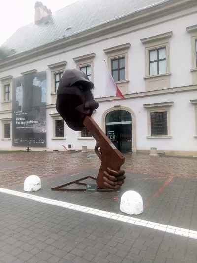 KubaGrom - Taka rzeźba pod pałacem Ujazdowskim
Dmytro Iv "Zestrzel się" 
#sztukanow...