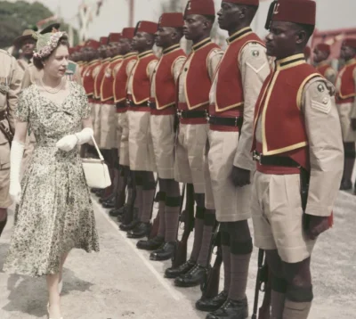 knur3000 - Królowa Elżbieta dogląda ( ͡° ͜ʖ ͡°) wojsk kolonialnych w Nigerii w 1956 r...