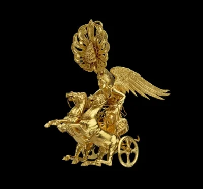 Loskamilos1 - Złoty kolczyk ukazujący Nike, grecką boginię zwycięstwa, która powozi b...